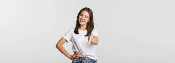 Glimlachend Zelfverzekerde Jonge Vrouw Hand Uitsteken Voor Handdruk Groet Persoon — Stockfoto