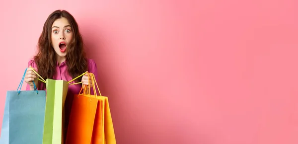 Aufgeregtes Mädchen Öffnet Einkaufstüten Und Keucht Erstaunt Schaut Sich Vor — Stockfoto
