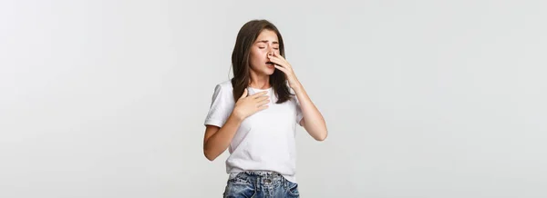 Młoda Kobieta Kichającą Alergią Dziewczyna Czuje Się Chory Mając Cieknący — Zdjęcie stockowe
