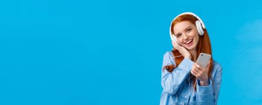 Sevimli, genç, hayalperest bir kız. En sevdiği şarkıları dinliyormuş gibi hayal ediyor. Şarkıcının sesi, başını eğip kulaklığa dokunuyor, müzik kulaklıklarından keyif alıyor..