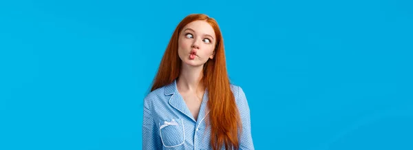 Szokatlan Gondtalan Vicces Aranyos Vörös Hajú Tizenéves Lány Bolondozás Körül — Stock Fotó