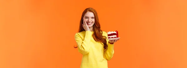 幸せな素敵なCaucasian Redhead女性保持おいしいケーキでクリーム タッチ頬としてお祝いの誕生日の女の子であることを受け取る 家族と一緒にB 日を祝う 立ってオレンジの背景 — ストック写真