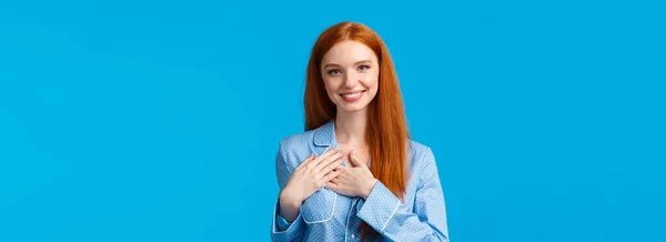 Weibliche Schöne Rothaarige Frau Mit Langen Ingwerhaaren Schlafanzug Händchen Haltend — Stockfoto