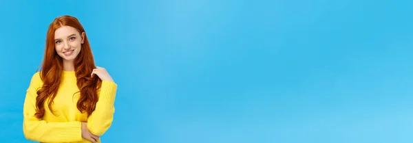 Талія Стріляла Привабливою Кокетливою Рудою Сучасної Дівчини Тисячоліття Жовтому Светрі — стокове фото