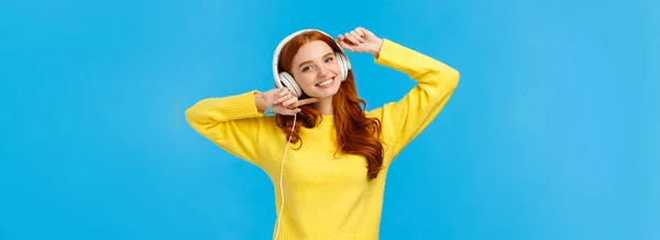Tecnología Shopping Concepto Personas Moderna Mujer Pelirroja Guapa Suéter Amarillo —  Fotos de Stock