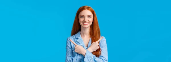 快乐的女孩做广告 展示两种产品 一种是方法 另一种是选择 用交叉的双手向左向右 高兴地微笑 穿着睡衣 可爱的睡衣 站在蓝色背景上 — 图库照片