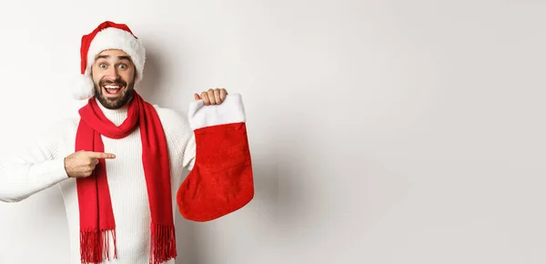 Zimowe Wakacje Koncepcja Świętowania Podekscytowany Mężczyzna Wskazując Boże Narodzenie Skarpetki — Zdjęcie stockowe