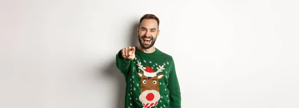 Vinterlov Och Jul Glad Ung Man Firar Nyårsafton Pekar Finger — Stockfoto