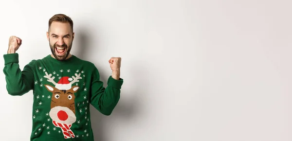 Neujahr Feiertage Und Feiern Aufgeregter Bärtiger Mann Weihnachtspulli Mit Fäusten — Stockfoto