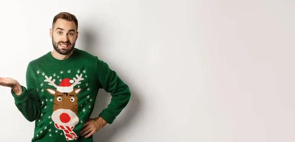 Neujahr Feiertage Und Feiern Verwirrter Bärtiger Typ Lustigen Pullover Achselzuckend — Stockfoto