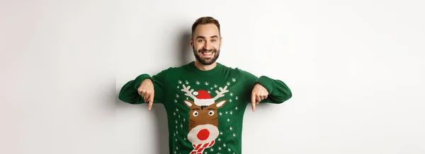 Férias Inverno Natal Bonito Homem Sorridente Com Barba Apontando Dedos — Fotografia de Stock