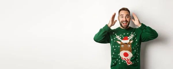 クリスマス 休日やお祝い 驚いた男が目を開いて贈り物を見て 白い背景に幸せ立っている — ストック写真