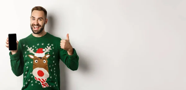 Yeni Yıl Tatiller Kutlamalar Yakışıklı Sakallı Adam Ekranı Gösteriyor Başparmağını — Stok fotoğraf