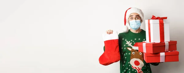 Wintervakantie Kerstconcept Gelukkige Man Het Gezicht Masker Kerstman Hoed Brengen — Stockfoto