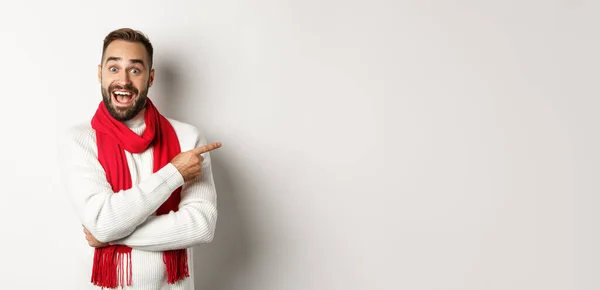 Vacaciones Navidad Concepto Celebración Emocionado Comprador Masculino Barbudo Mostrando Logotipo —  Fotos de Stock