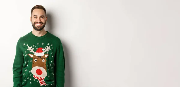 Nyårsfest Och Vintersemester Koncept Glad Skäggig Man Rolig Jul Tröja — Stockfoto
