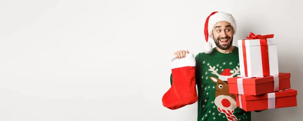 Koncepcja Świąt Bożego Narodzenia Zimy Podekscytowany Mężczyzna Trzyma Skarpetki Świąteczne — Zdjęcie stockowe