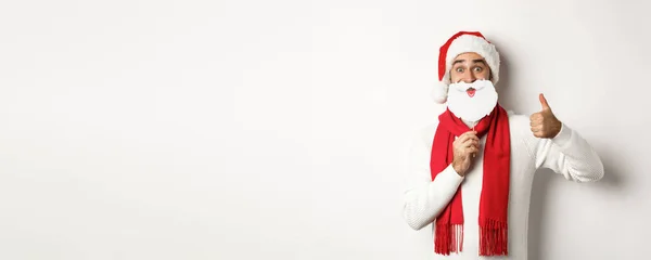 Karácsonyi Parti Ünnepség Koncepció Boldog Férfi Modell Mikulás Kalap Fehér — Stock Fotó