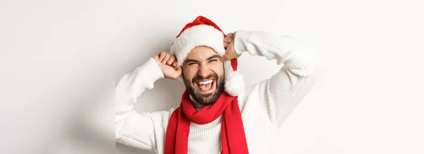 新年のパーティーや冬の休日のコンセプト 陽気な髭の男のクローズアップは クリスマスを祝い 笑顔とサンタの帽子を身に着けて 白い背景 — ストック写真