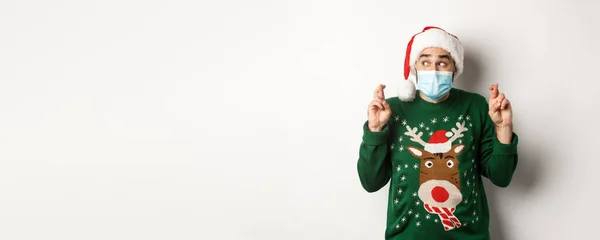 Covid Noel Tatili Kavramı Yüz Maskesi Takmış Heyecanlı Bir Adam — Stok fotoğraf