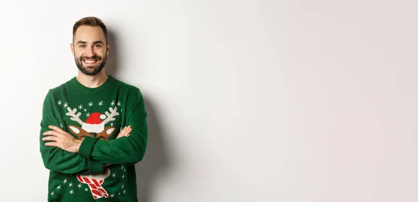 Koncepcja Sylwestra Ferii Zimowych Szczęśliwy Brodaty Mężczyzna Zabawnym Swetrze Świątecznym — Zdjęcie stockowe