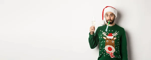 Weihnachten Und Feiertage Konzept Lustiger Typ Mit Weihnachtsmütze Der Eine — Stockfoto