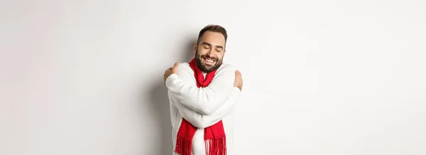 Szczęśliwy Brodaty Mężczyzna Korzystających Komfortowy Sweter Zimowy Uśmiecha Się Ciepłem — Zdjęcie stockowe