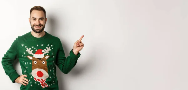 Vacaciones Invierno Navidad Hombre Adulto Barbudo Guapo Apuntando Con Dedo — Foto de Stock
