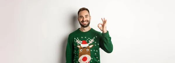 Kış Tatili Noel Mutlu Sakallı Adam Işaret Veriyor Gülümsüyor Onaylıyor — Stok fotoğraf