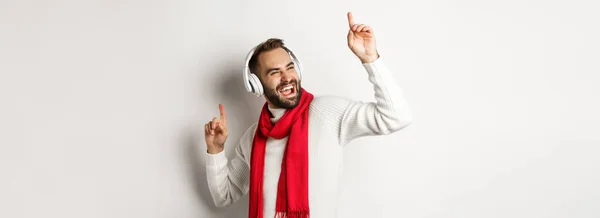 Wintervakantie Technologie Concept Happy Man Dansen Muziek Hoofdtelefoon Staande Witte — Stockfoto