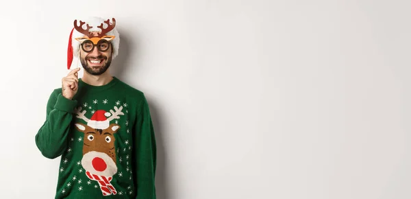 Χριστούγεννα Και Γιορτές Έννοια Χαμογελώντας Beared Άνθρωπος Σάντα Καπέλο Φαίνεται — Φωτογραφία Αρχείου