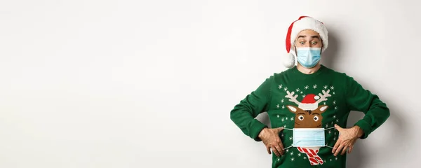 Концепція Ковед Різдвяних Свят Дивний Чоловік Одягнув Маску Обличчя Свого — стокове фото