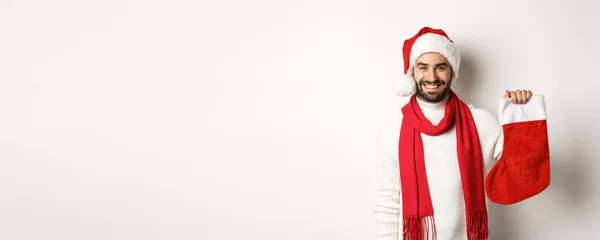 Зимние Праздники Праздничная Концепция Счастливый Бородатый Мужчина Шляпе Санты Держит — стоковое фото