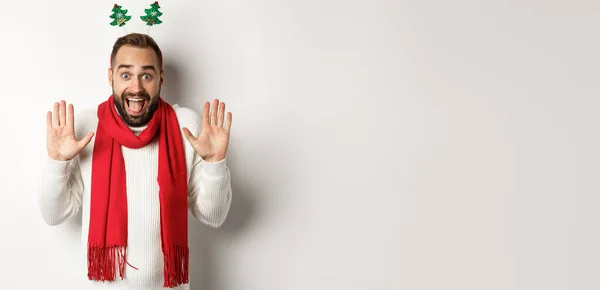 Χριστουγεννιάτικες Διακοπές Ενθουσιασμένος Γενειοφόρος Άντρας Σηκώνει Χέρια Ψηλά Και Φωνάζει — Φωτογραφία Αρχείου