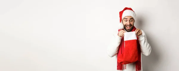 Vacaciones Invierno Concepto Celebración Chico Feliz Mirando Dentro Calcetín Navidad —  Fotos de Stock