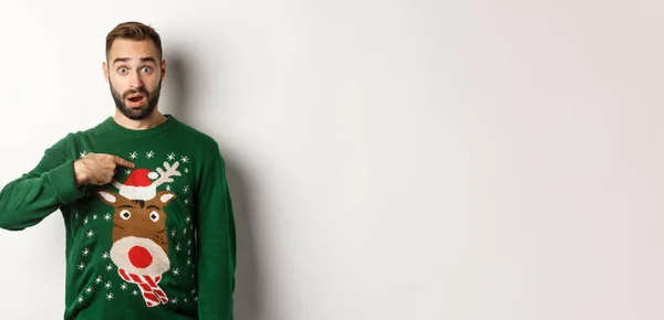 Kış Tatili Noel Kafası Karışmış Sakallı Adam Kendini Işaret Ediyor — Stok fotoğraf