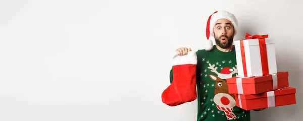 Concepto Navidad Vacaciones Invierno Emocionado Hombre Sosteniendo Calcetines Navidad Cajas —  Fotos de Stock