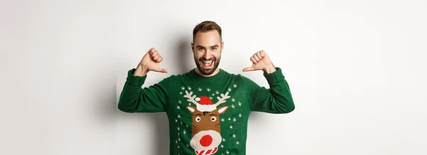 Vinterlov Och Jul Självsäker Ung Man Ser Entusiastisk Pekar Sig — Stockfoto