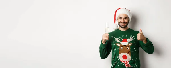 Weihnachtsfeier Und Ferienkonzept Zufriedener Typ Mit Weihnachtsmütze Und Pullover Daumen — Stockfoto