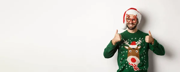 Kerstvakantie Feestconcept Gelukkige Man Met Kerstmuts Feestbril Die Duimen Laat — Stockfoto