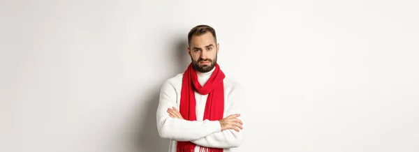 Urteilsfähiger Erwachsener Mann Weihnachtlichem Schal Und Pullover Der Skeptisch Die — Stockfoto