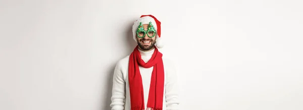 新年和庆祝理念 快乐的男人笑着 头戴圣诞帽 戴着派对眼镜 站在白色的背景上 — 图库照片