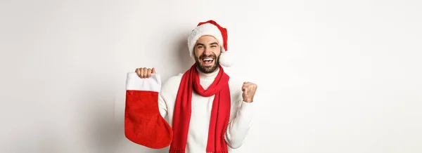 Зимние Праздники Праздничная Концепция Счастливый Человек Держит Рождественский Носок Радуется — стоковое фото