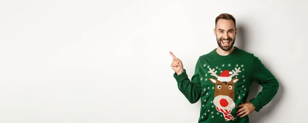 Yeni Yıl Kutlaması Kış Tatili Konsepti Yakışıklı Sakallı Erkek Model — Stok fotoğraf