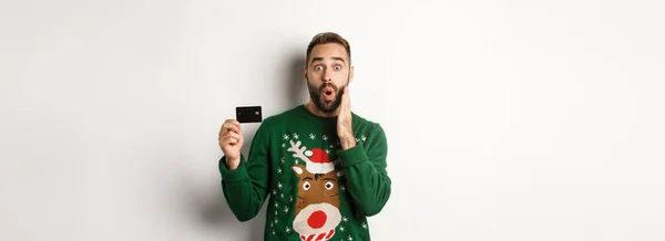 Święta Bożego Narodzenia Koncepcja Zakupów Mężczyzna Pokazuje Kartę Kredytową Wygląda — Zdjęcie stockowe
