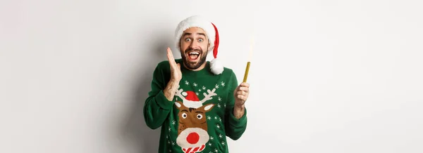 Karácsonyi Parti Ünnepi Koncepció Boldog Fiatalember Ünnepli Újévi Karácsony Kezében — Stock Fotó