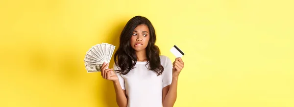 Image Indecisive African American Girl Making Choice Money Credit Card — Stock Photo, Image