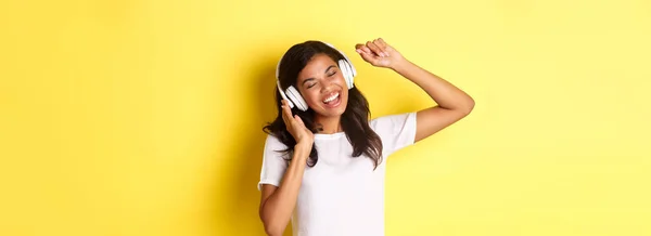 Fröhliches Afrikanisch Amerikanisches Teenager Mädchen Das Über Kopfhörer Musik Hört — Stockfoto