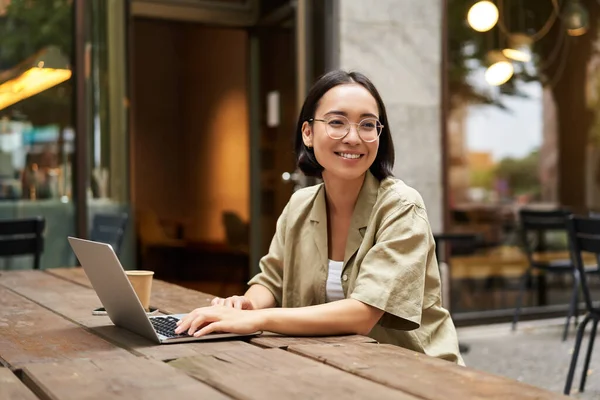 Retrato Chica Asiática Trabaja Cafetería Utiliza Ordenador Portátil Sienta Aire — Foto de Stock