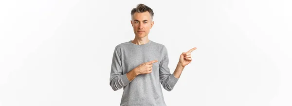 Portrét Pohledného Dospělého Gaye Šedém Svetru Ukazující Prsty Vlevo Ukazující — Stock fotografie